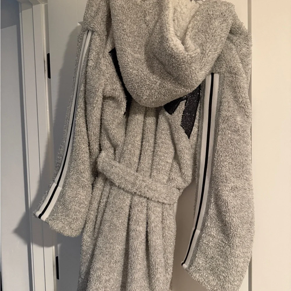 VS PINK RARE PLUSH ROBE - Picture 3 of 4